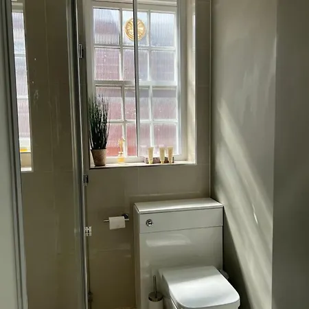 Charming Chelsea Two Bedroom Next To Kings Road! Apartment *