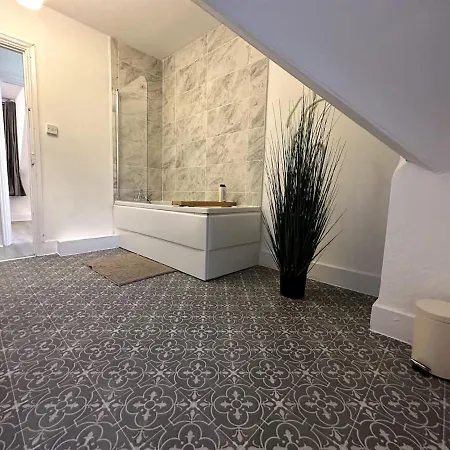 Wonderful 2 Bedroom On Tower Bridge Apartment *