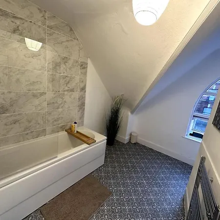 Wonderful 2 Bedroom On Tower Bridge Apartment *