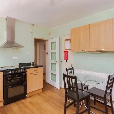 Homely 3 Bedroom House With A Garden Holiday home London