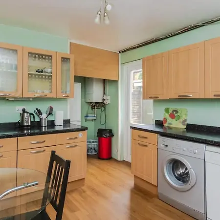 Homely 3 Bedroom House With A Garden Holiday home *