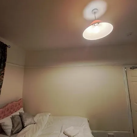Luxury 5 Bedroom Near Seven Kings Train Station- 5 Room, 6 Bed And Sleeps 8 Guest