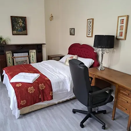 Holiday home Luxury 5 Bedroom Near Seven Kings Train Station- 5 Room, 6 Bed And Sleeps 8 Guest *
