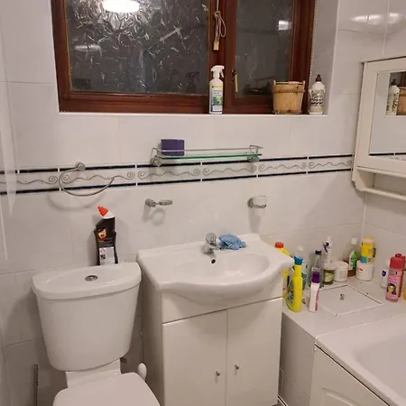 Luxury 5 Bedroom Near Seven Kings Train Station- 5 Room, 6 Bed And Sleeps 8 Guest London