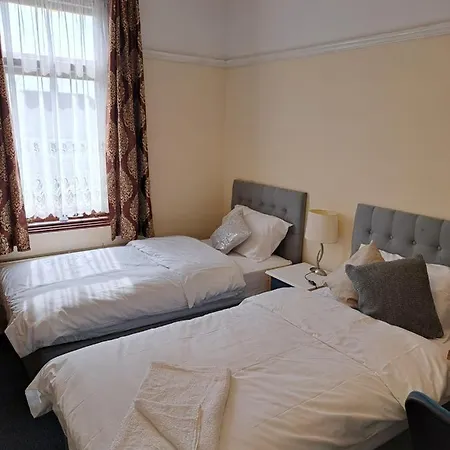 Luxury 5 Bedroom Near Seven Kings Train Station- 5 Room, 6 Bed And Sleeps 8 Guest * London