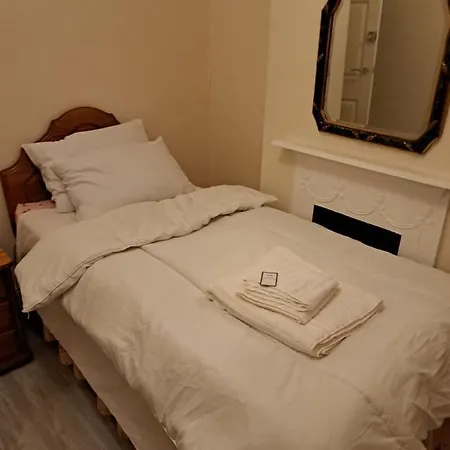 Luxury 5 Bedroom Near Seven Kings Train Station- 5 Room, 6 Bed And Sleeps 8 Guest Holiday home *