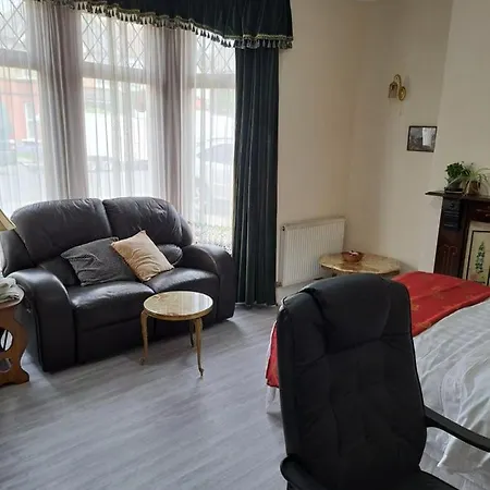 Luxury 5 Bedroom Near Seven Kings Train Station- 5 Room, 6 Bed And Sleeps 8 Guest Holiday home *