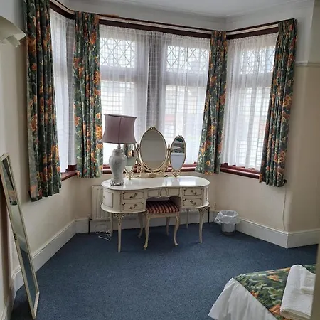 Luxury 5 Bedroom Near Seven Kings Train Station- 5 Room, 6 Bed And Sleeps 8 Guest *