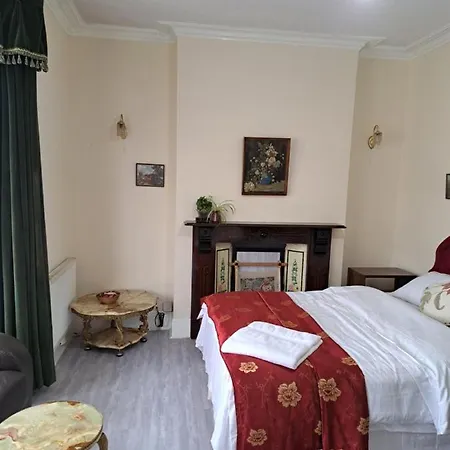 Luxury 5 Bedroom Near Seven Kings Train Station- 5 Room, 6 Bed And Sleeps 8 Guest