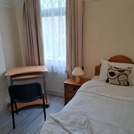 Luxury 5 Bedroom Near Seven Kings Train Station- 5 Room, 6 Bed And Sleeps 8 Guest Holiday home