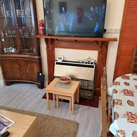 Luxury 5 Bedroom Near Seven Kings Train Station- 5 Room, 6 Bed And Sleeps 8 Guest