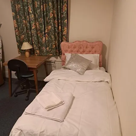 Luxury 5 Bedroom Near Seven Kings Train Station- 5 Room, 6 Bed And Sleeps 8 Guest London