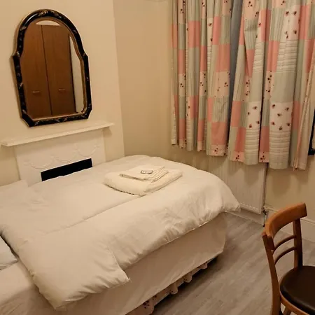 Luxury 5 Bedroom Near Seven Kings Train Station- 5 Room, 6 Bed And Sleeps 8 Guest * London