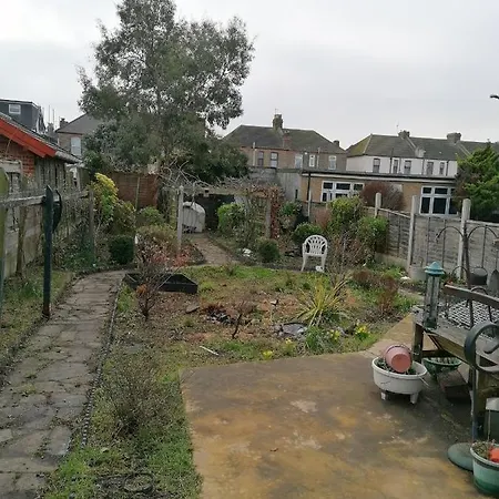 Holiday home Luxury 5 Bedroom Near Seven Kings Train Station- 5 Room, 6 Bed And Sleeps 8 Guest *