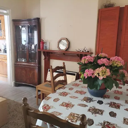Holiday home Luxury 5 Bedroom Near Seven Kings Train Station- 5 Room, 6 Bed And Sleeps 8 Guest London