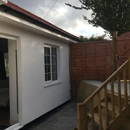 Cosy Private Studio With Quick Access To London Apartment