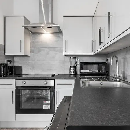 66 Station Road Apartment *