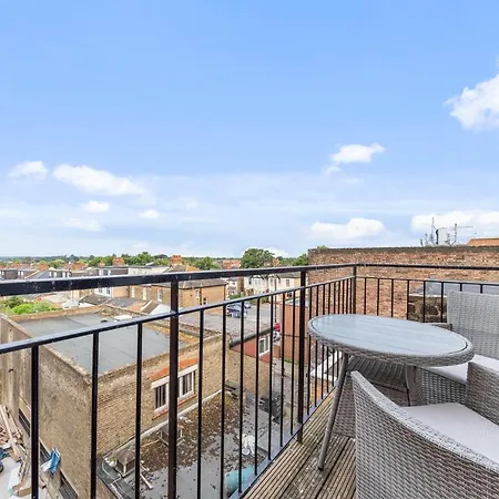 66 Station Road * Upminster