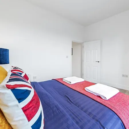66 Station Road Apartment