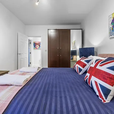66 Station Road Apartment *