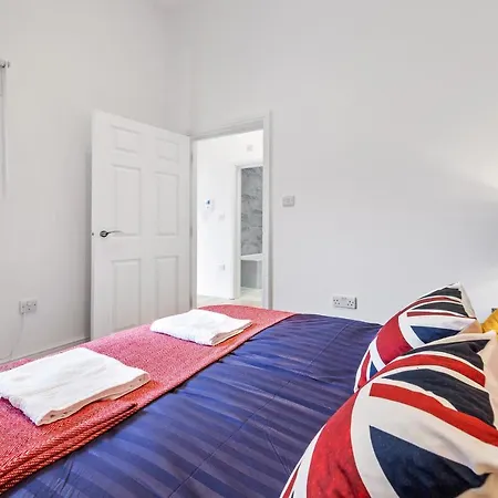 66 Station Road Apartment *