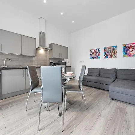 66 Station Road Apartment *