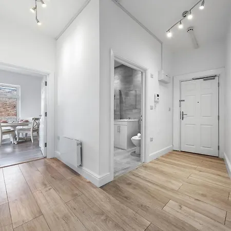 66 Station Road Apartment *