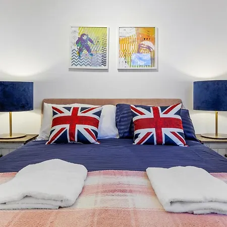66 Station Road Apartment *