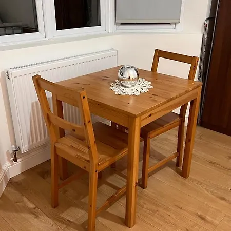 Gladstone Avenue Apartment *