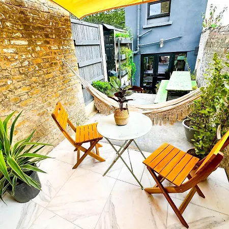 Modern Flat With King Bed, Garden & Outdoor Dining *