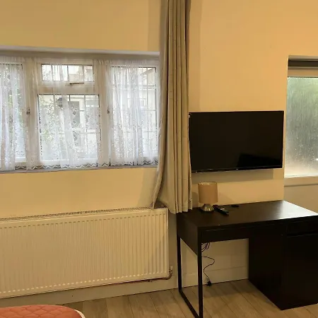 Remarkable 2-bed In London Ilford
