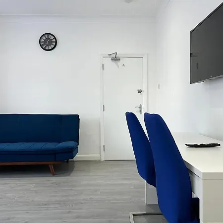 Remarkable 2-bed In London Apartment *
