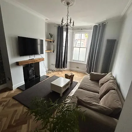Contemporary 3 Bed House With Spacious Garden Close To Stratford & Canary Wharf *