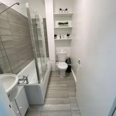 2 Bedroom Flat In * Londres