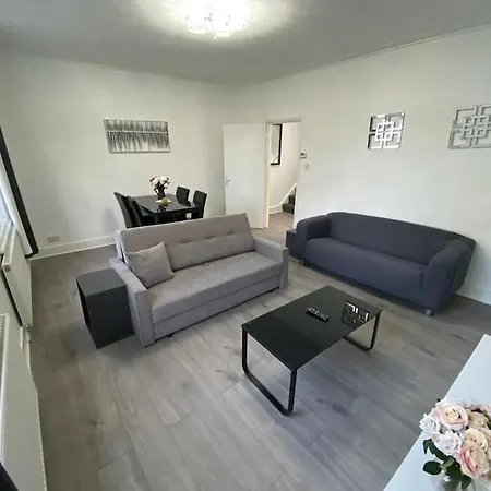 2 Bedroom Flat In Appartement