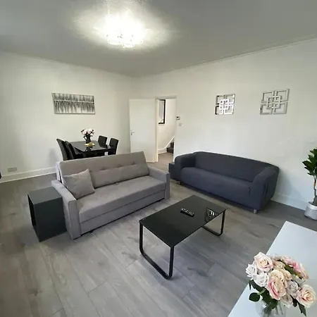 2 Bedroom Flat In Appartement *