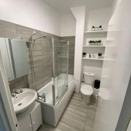 2 Bedroom Flat In * Londres