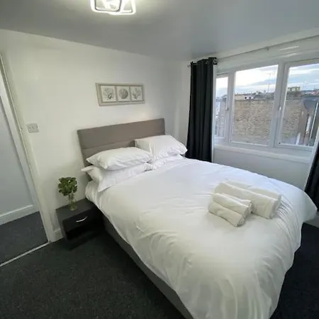 2 Bedroom Flat In * Londres