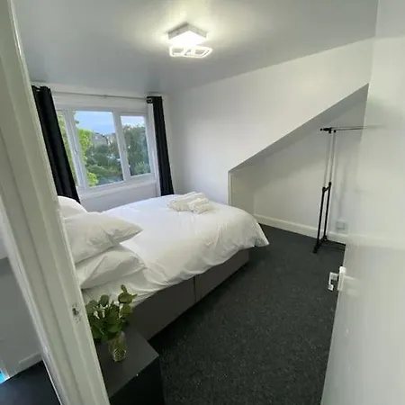 2 Bedroom Flat In * Londres