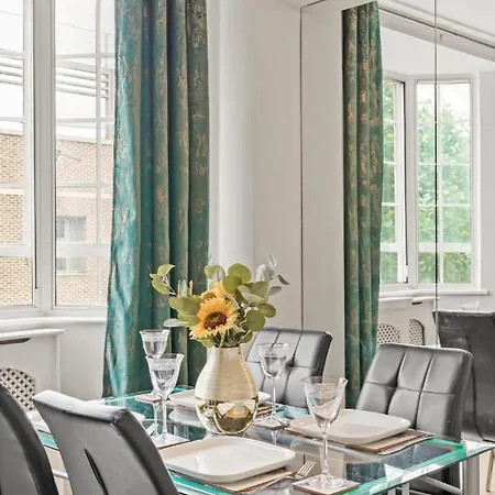 Apartment Dream Key Chelsea: Serviced With Netflix