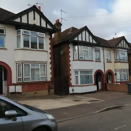 Lovely 3 Bedrooms Flat Near Station With Free Parking * Romford