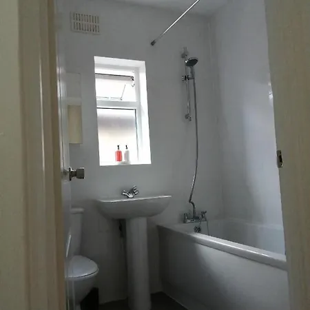Apartment Lovely 3 Bedrooms Flat Near Station With Free Parking Romford