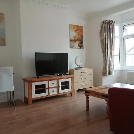Apartment Lovely 3 Bedrooms Flat Near Station With Free Parking *