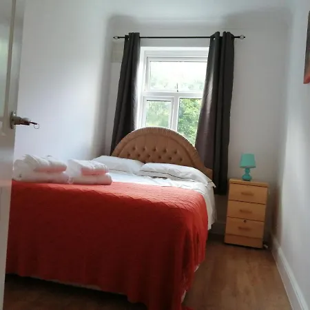 Lovely 3 Bedrooms Flat Near Station With Free Parking Apartment *