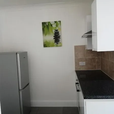 Lovely 3 Bedrooms Flat Near Station With Free Parking