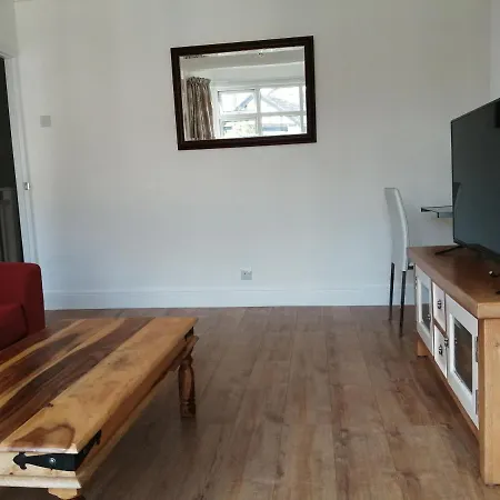 Lovely 3 Bedrooms Flat Near Station With Free Parking