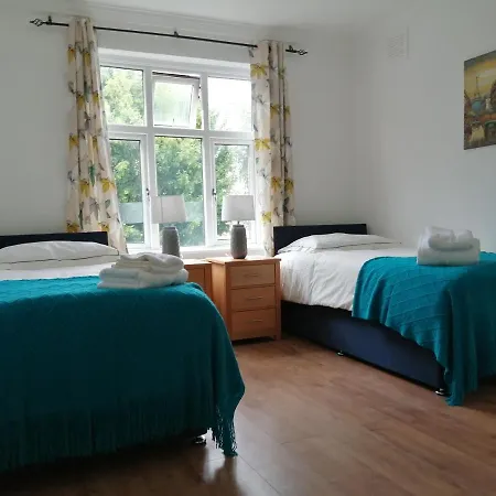 Lovely 3 Bedrooms Flat Near Station With Free Parking