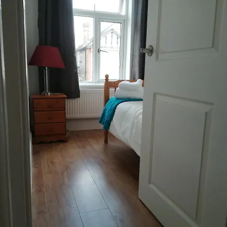Lovely 3 Bedrooms Flat Near Station With Free Parking * Romford