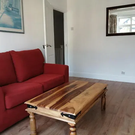Lovely 3 Bedrooms Flat Near Station With Free Parking Apartment *