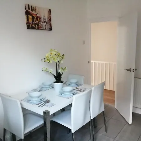 Lovely 3 Bedrooms Flat Near Station With Free Parking Apartment
